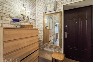Augstie griesti un plašums divistabu dzīvoklī