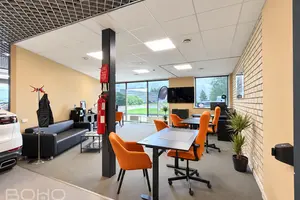 Tirdzniecības / ekspozīcijas telpas ar skatlogiem 1. stāvā – ar iespēju iebraukt telpās ar automašīnu