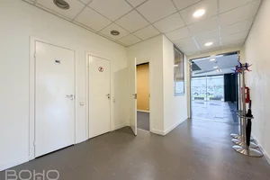 Tirdzniecības / ekspozīcijas telpas ar skatlogiem 1. stāvā – ar iespēju iebraukt telpās ar automašīnu