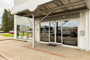 Tirdzniecības / ekspozīcijas telpas ar skatlogiem 1. stāvā – ar iespēju iebraukt telpās ar automašīnu