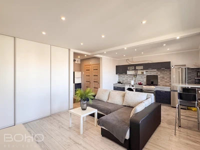 Просторная квартира-студия с современной планировкой в Даугавгриве