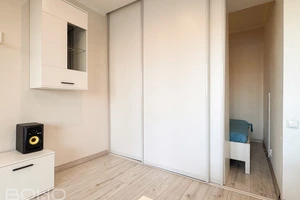 Просторная квартира-студия с современной планировкой в Даугавгриве