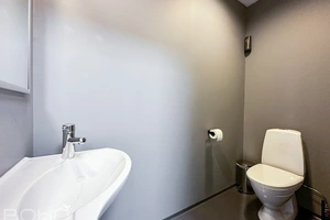 Mājīgas biroja telpas modernā ēkā stratēģiski izdevīgā vietā