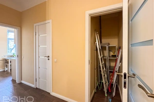 Mūžīga klasika, prestižs dzīvoklis ar privātu noliktavas telpu klusajā un zaļajā vietā 10 minūšu braucienā līdz jūrai.