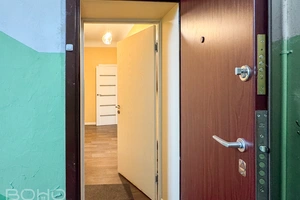 Классика вне времени, статусная квартира с личным помещением хранения в уединенном месторасположении района в 10 минутах езды до моря. 