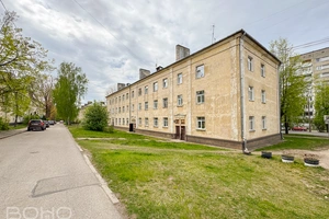 Классика вне времени, статусная квартира с личным помещением хранения в уединенном месторасположении района в 10 минутах езды до моря. 
