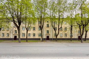 Классика вне времени, статусная квартира с личным помещением хранения в уединенном месторасположении района в 10 минутах езды до моря. 