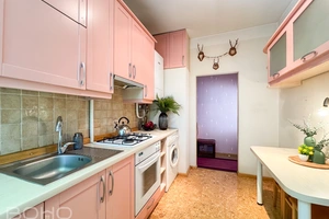 Dzīvoklis ar personīgo noliktavas telpu un garāžas lietošanas tiesībam gleznainā atrašanas vietā - rets piedāvājums. 