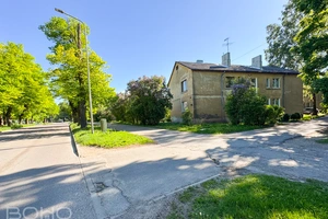 Dzīvoklis ar personīgo noliktavas telpu un garāžas lietošanas tiesībam gleznainā atrašanas vietā - rets piedāvājums. 