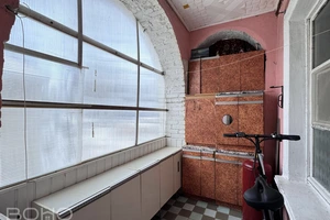 Augstie griesti un plašums divistabu dzīvoklī