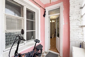 Augstie griesti un plašums divistabu dzīvoklī