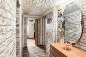 Augstie griesti un plašums divistabu dzīvoklī