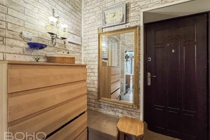 Augstie griesti un plašums divistabu dzīvoklī