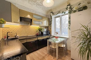 Augstie griesti un plašums divistabu dzīvoklī