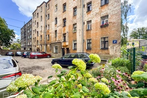 Pilnīga autonomija un komforts, atmosfērisks dzīvoklis ar personīgo glabāšanas telpu vēsturiskā ēkā – Jūsu jaunās mājas pašā Grīziņkalna sirdī. 
