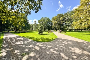 Pilnīga autonomija un komforts, atmosfērisks dzīvoklis ar personīgo glabāšanas telpu vēsturiskā ēkā – Jūsu jaunās mājas pašā Grīziņkalna sirdī. 