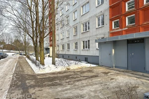 Divistabu dzīvoklis klusā, zaļā rajonā, 10 minūtes līdz jūrai