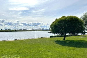 Divistabu dzīvoklis klusā, zaļā rajonā, 10 minūtes līdz jūrai